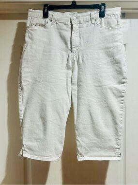 Gloria Vanderbilt White Capri Jeans with Gold Zip Detail